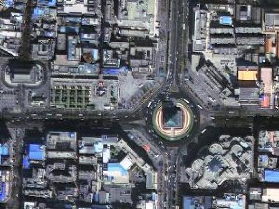 图为西安钟楼,圆盘道路上车辆的行驶方向清晰可辨。