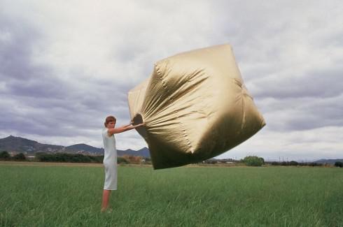 　　也比帐篷高级多了，