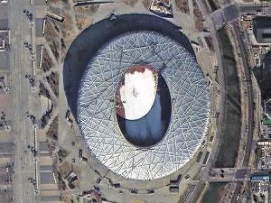 图为2008年北京奥运会主场馆,可以看到场馆内搭起的自由式滑雪场地。