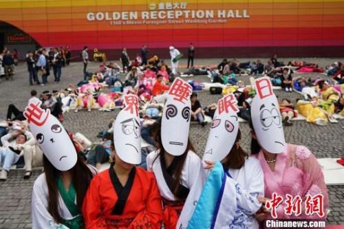 资料图:图为重庆某景区工作人员戴着“世界睡眠日”面具。 杨孝勇 摄 资料图:重庆某景区工作人员戴着“世界睡眠日”面具。 杨孝勇 摄