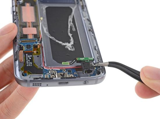 三星Galaxy S7采用密封胶+橡胶圈+防水镀膜，从而具备防水性能