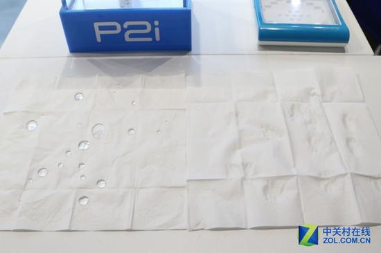 采用P2i纳米镀层的面巾纸与普通面巾纸防水对比