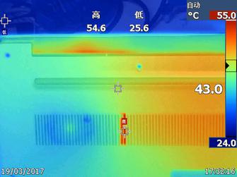 热量严格遵循着散热设计被排出，连散热风寒与两个核心硬件位置都能清楚照出来的热成像图一定会让很多强迫症大呼爽快