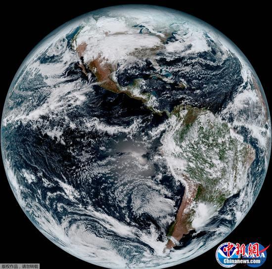 近日，NASA和美国国家海洋和大气局（NOAA）公布了气象卫星GOES-16传回的首批高清地球照片。