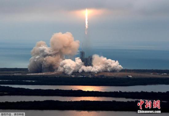 资料图:SpaceX今年2月19日重启“太空物流”,从人类首次登月发射台成功发射“猎鹰9”火箭。 资料图:SpaceX今年2月19日重启“太空物流”,从人类首次登月发射台成功发射“猎鹰9”火箭。