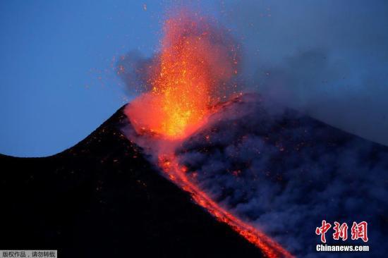  意大利西西里埃特纳火山喷发，熔岩迸溅顺流而下。