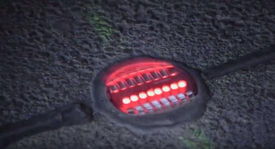 为了照顾低头手机族,欧洲人把红绿灯装在了地