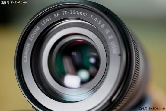 佳能EF 70-300mm II的前端标识和镜头镀膜