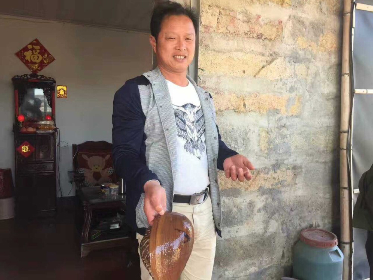 福建渔民捞海螺发现稀有珍珠:或价值几十万