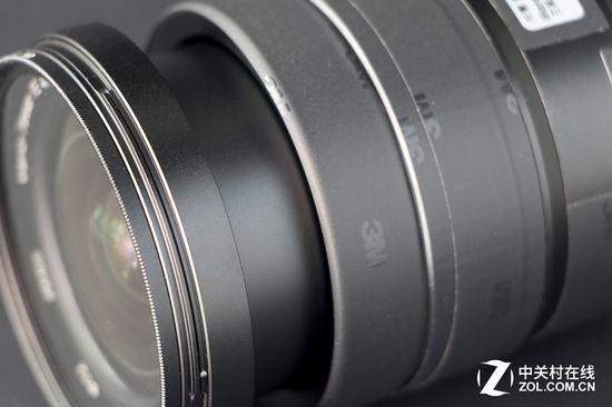 索尼FE 16-35mm F4 ZA OSS镜头由于采用外变焦结构，因此更加便携，但进灰也是个问题