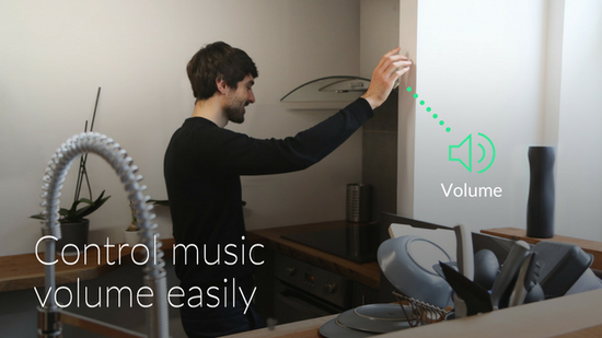 　　也能够透过挥动手臂调整喇叭音量。