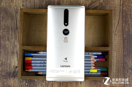 联想PHAB2&nbsp;Pro背面有三枚摄像头，总计四枚摄像头