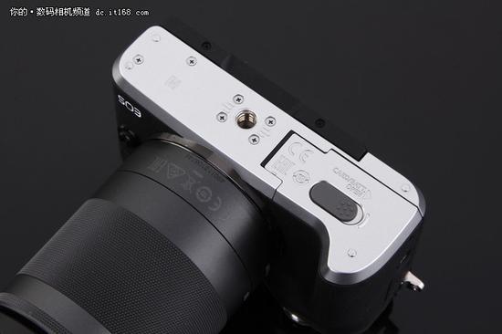 佳能EOS M6底部设计