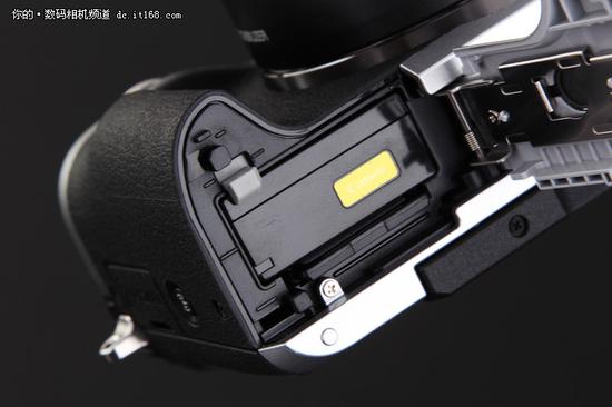 佳能EOS M6电池仓及卡槽(SD卡)