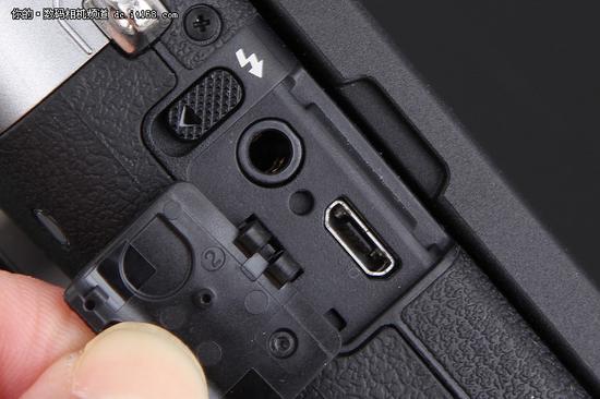 佳能EOS M6侧面耳机 USB接口设计