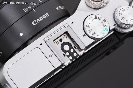 佳能EOS M6顶部闪光灯热靴及拨轮排布