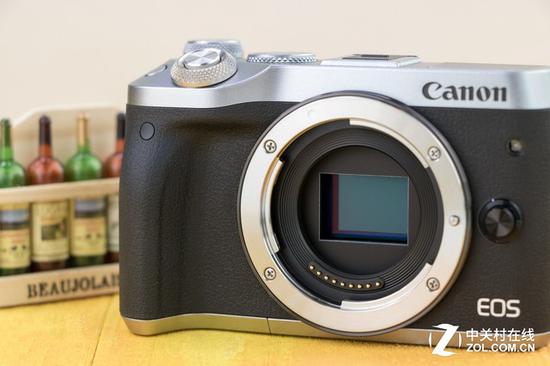 佳能EOS M6采用了约2420万有效像素的APS-C画幅CMOS