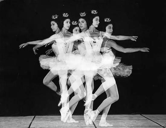 һпܷ鶼ᷢڶУʾʵͼΪöعİԱ·ǣMargot FonteynͼƬԴHulton Archive/Getty Images