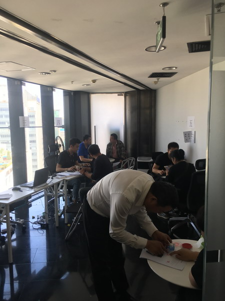 司机正在办理登记手续。