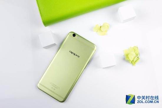 在春天到来之际，OPPO推出R9s清新绿，这样命名赋予这款手机全新的活力