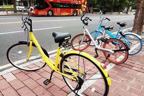 如果远一点看，这又像极了五、六年前视频行业打得不可开交的土豆、优酷。