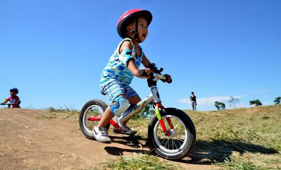 　　为了躲避堵车各种交通工具不断