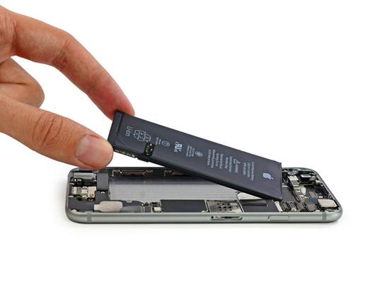 iPhone 6电池手动拆解过程（图片来自ifixit）