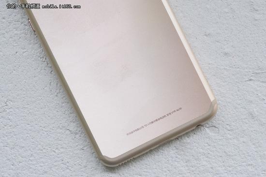 这个螃蟹味道不太好，除了不耐脏，有网友分享华为P10的后盖不耐磨