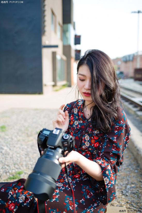 拥有两套高性能对焦系统 佳能EOS 77D单反评