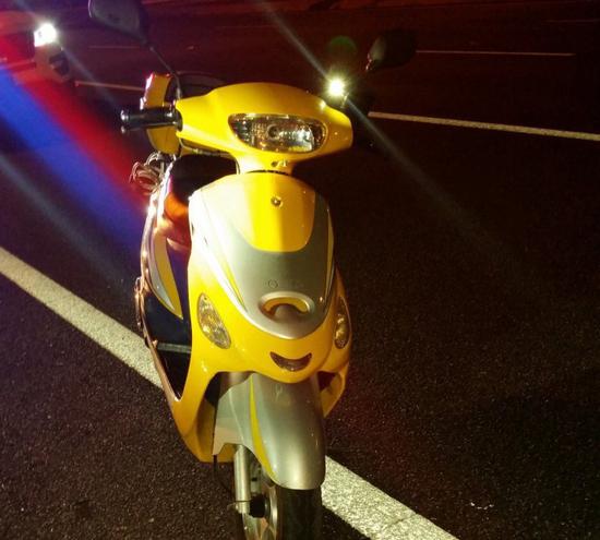 摩托车司机用手机充当车灯被叫停 警长:走回去