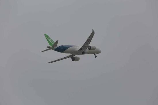 中国国产大飞机C919成功起飞