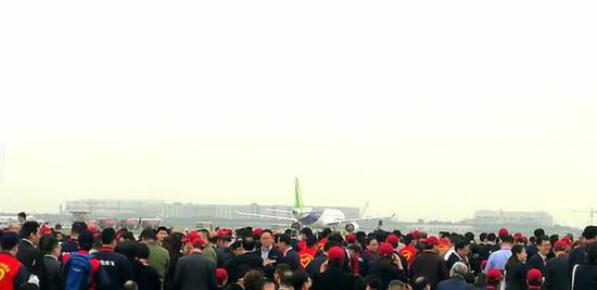 中国国产大飞机C919成功起飞