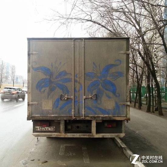 为什么是蓝色的花呢?因为车厢就是蓝色的喷漆