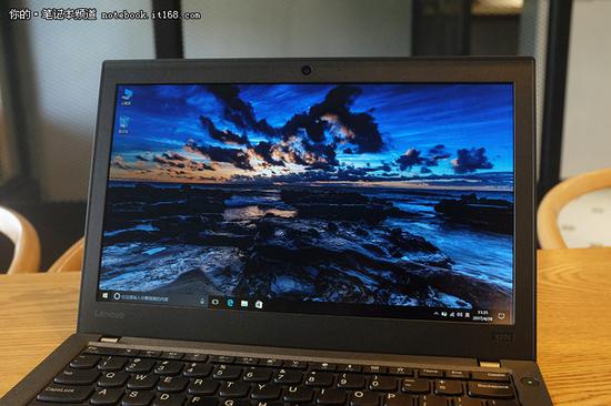 ThinkPad X270配备的是一块12.5英寸的屏幕,作为防眩光的雾面屏,无论室内户外,显示内容都能看得清晰。