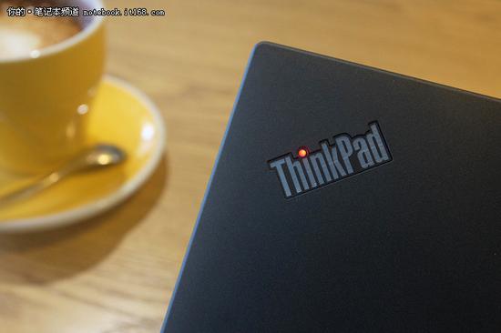 ThinkPad的标识位于顶盖左上角,标识中字母“i”的小圆圈是可以点亮的,作为笔记本的状态指示灯,启动时会亮红光。