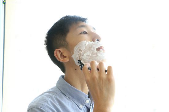 　　手动剃须刀