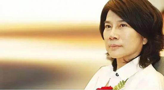 董明珠如此着急布局手机、新能源汽车的背后,是格力电器业内老大位置岌岌可危,前有市场扩局困难,后有同行攻城略地。