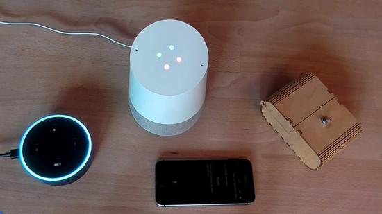 Amazon Echo、Google Home、Apple Siri（图源：YouTube）