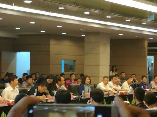 关于接班人问题,董明珠则回答:“每次股东大会都有人提这个问题,如果我走,您答应么?最好未来五年不要讨论这个问题。”