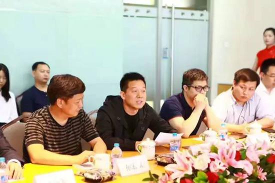 今天下午的会上,在穿着上与其他人形成鲜明对比的贾跃亭,是想证明公司开了空调吗?图片来自网络