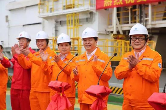 蓝鲸一号:中国首次试采海底可燃冰背后的大国利器:蓝鲸1号