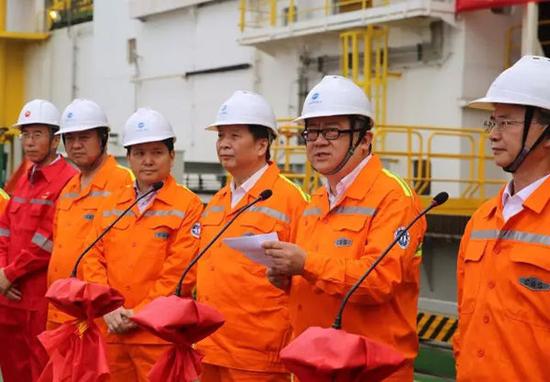 蓝鲸一号:中国首次试采海底可燃冰背后的大国利器:蓝鲸1号
