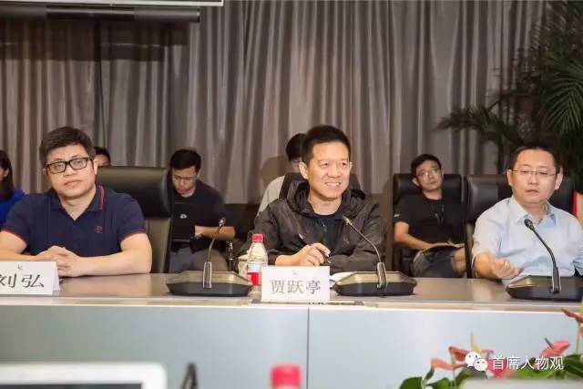 图：昨日现身的贾跃亭穿得很厚，似乎与旁人不在一个季节