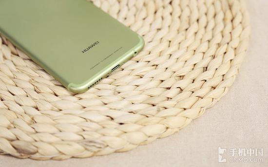 HUAWEI nova 2 Plus采用弧顶天线设计