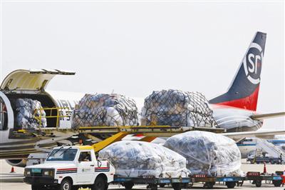 　　顺丰航空的樱桃专机，一架波音737货机正在装载樱桃 供图/东方IC