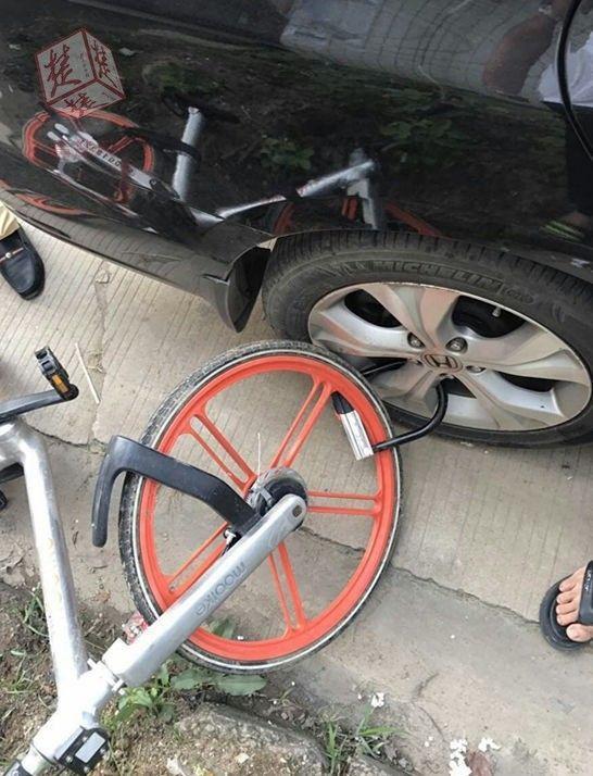 私家车车主遭勒索:右后轮被锁共享单车,想开锁得付400元