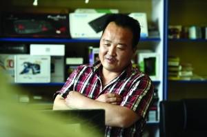 贫困村的手机店一年赚十万 村里几乎人人有手