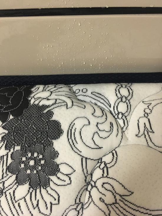 次卧的床和床垫都被水浸湿