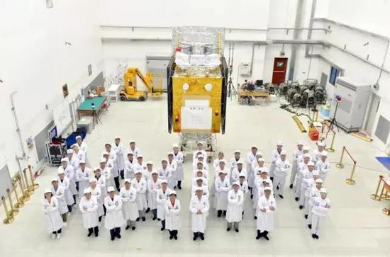我国首颗空间X射线天文卫星发射成功!干货看这里~ HXMT发射场试验队和整装待发的HXMT卫星的合影(作者 供图)