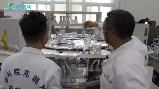 “慧眼”项目首席科学家张双南给果壳网主笔Steed讲解“慧眼”搭载的主要探测仪器。图片来源:果壳视频
